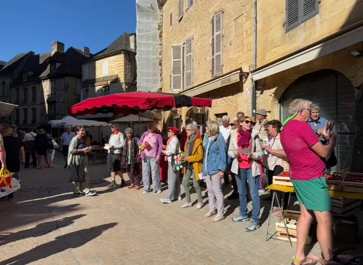 導遊帶著團員看著熱鬧