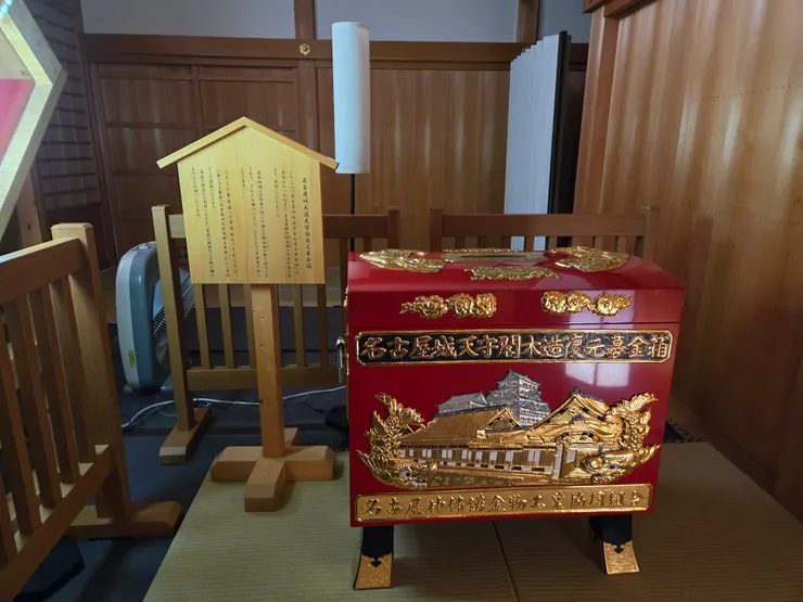 華麗的天守閣修復募款箱