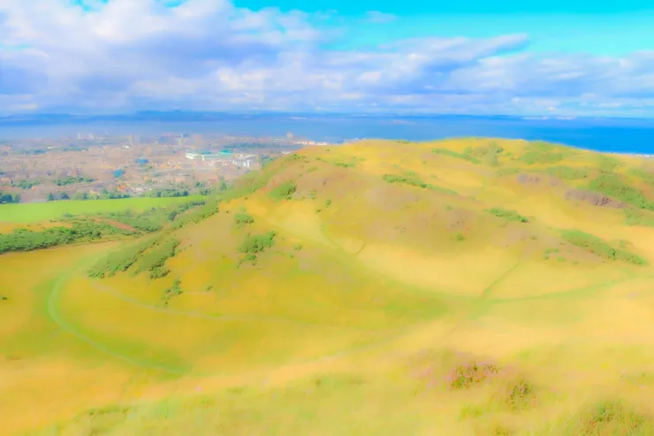 亞瑟王座山頂上俯瞰愛丁堡一景