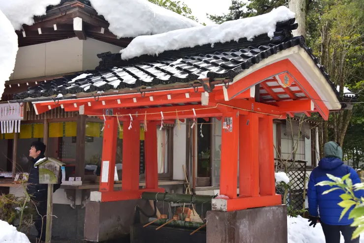 手洗池的亭子，有著亮眼的紅色