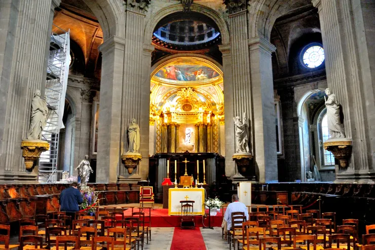 【羅馬式聖許畢斯教堂巴黎第二大 用神秘為它添聲名是達文西密碼】