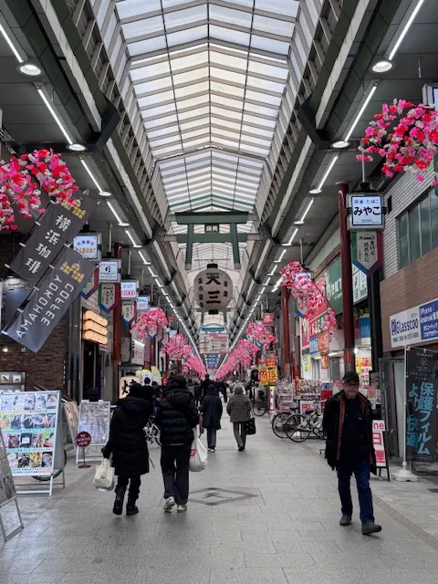 天神橋商店街，上方有鳥居裝飾，photo by bookarchery