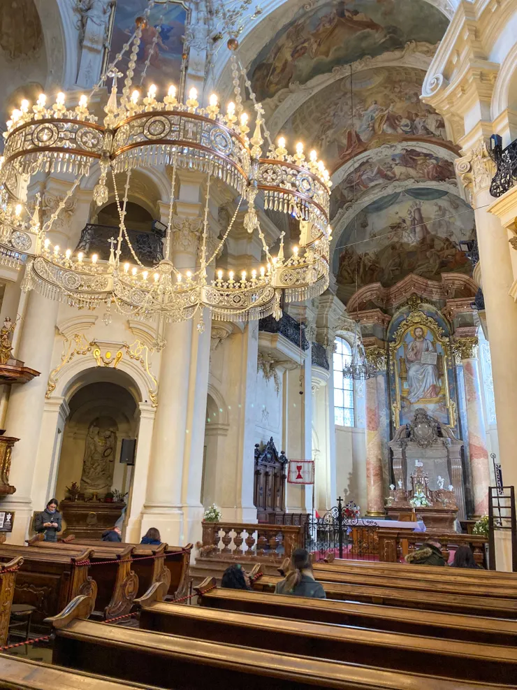 ▲聖尼古拉教堂免費開放遊客入內參觀，教堂內部富麗堂皇，散發巴洛克華麗建築風格。