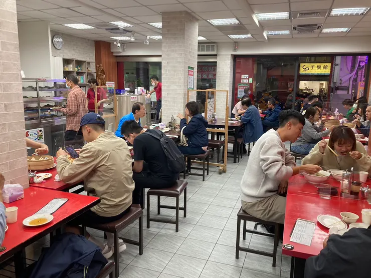 店內用餐人超多！最好事前訂位喔！