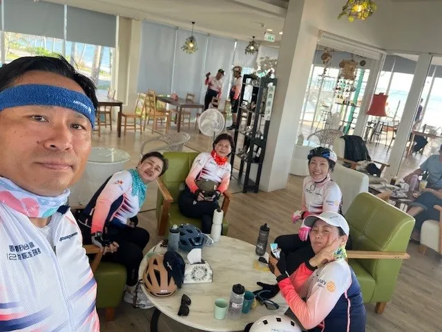 3隻小白兔(左至右Winnie、Vicky、Stephen)跟幸福社的Maggie