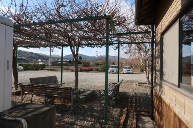 遍路小屋後有紫藤棚。若是五月來此，會是何等光景．．．．．．