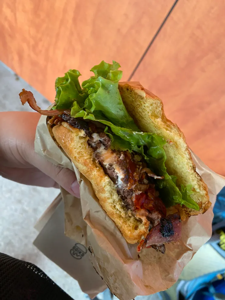 把握時間吃的漢堡剖面。羊起司我真的不行