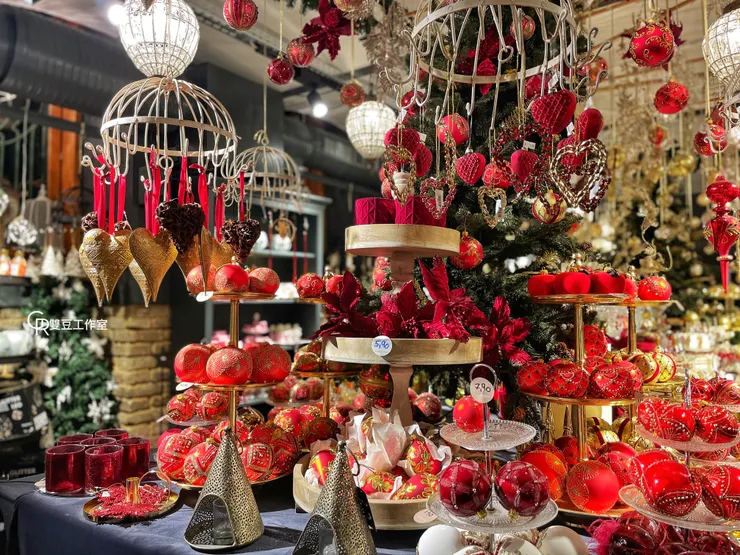 一晃進街邊的店家『在第七個天堂』，整間都是華麗麗的聖誕飾品啊！