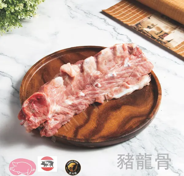 豬龍骨,脊椎骨的長相跟排骨就有很大的不同,通常會有點三角狀