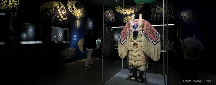 傳統的重量。套裝上的珠飾約15磅。美國,洪卡帕帕拉科塔部落(Hunkpapa Lakota)。女士服裝及配件。2005年。