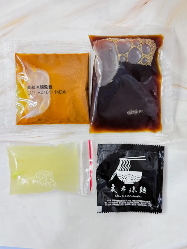 左下角是蒜泥，右下角是濕紙巾