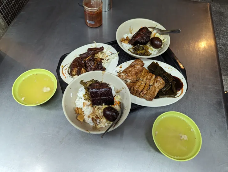 鄭記豬腳飯會給托盤取餐
