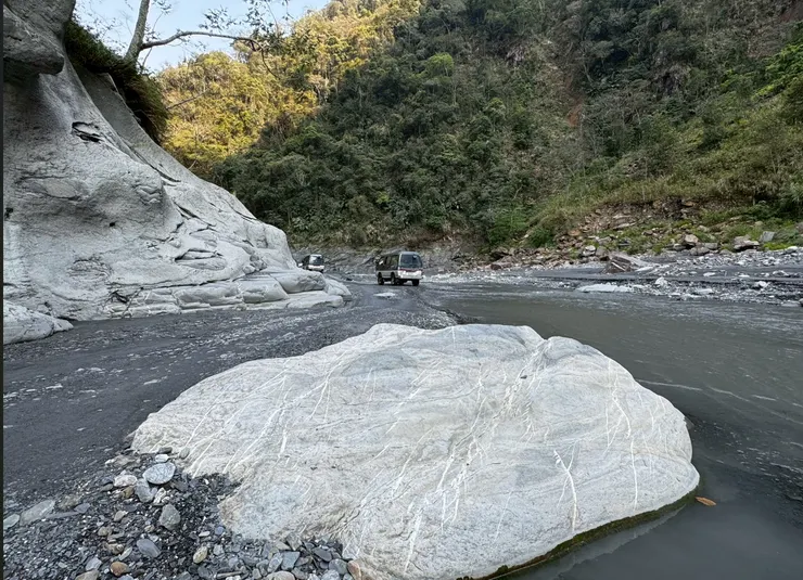 武界溪與白色巨石:大自然的鬼斧神工