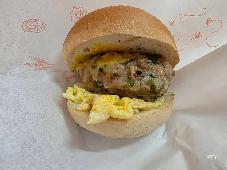 豬肉排厚實多汁!內含細碎蔥花+洋蔥丁，搭配滑嫩散蛋+起司+黃瓜絲，醬料不搶戲，整體不會過於油膩。