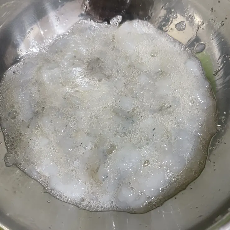 蝦泥加上調味與一顆蛋清