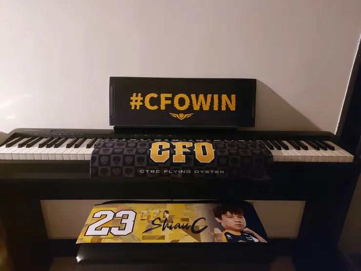 CFO發放的應援手幅(上、下)、毛巾(中)，借用自己的電鋼琴當戰利品展示。