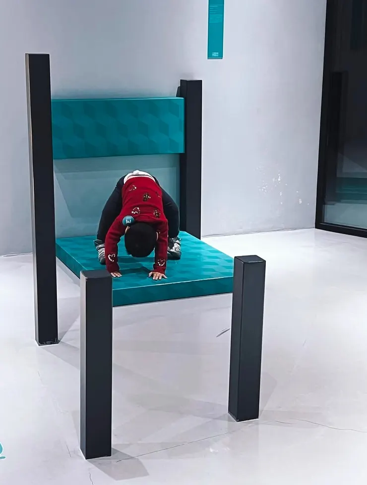 看我在椅子上翻筋斗🤸‍♀️