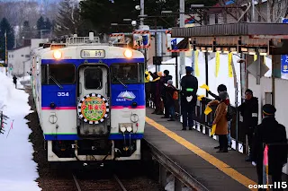 月台上也有揮舞著黃手帕的民眾