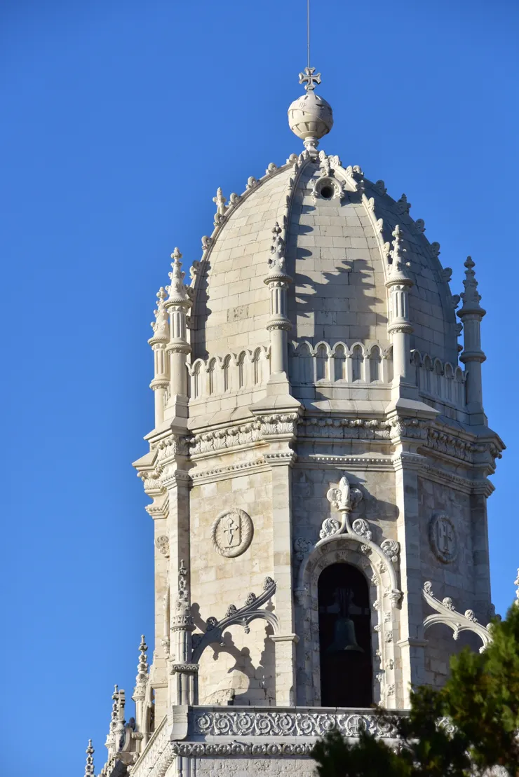 暮色逐漸降臨,這時候我最喜歡捕捉建築光影。