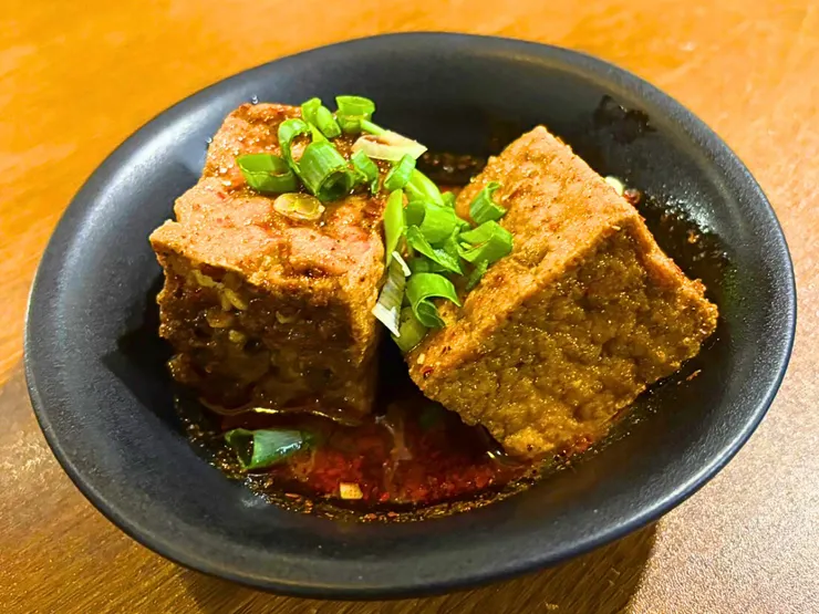 紮實豆腐孔洞吸滿了麻辣湯汁,咬下去即是濃郁的爆汁快感