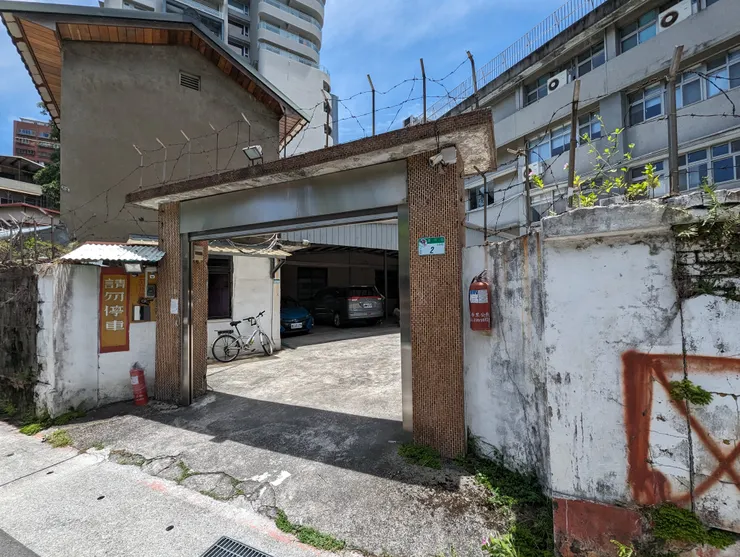 台北的小花蔓澤蘭可以送到潮州街59巷2號後門，但要先連絡管理單位再送來，台北工作站郭小姐02-3343-7640