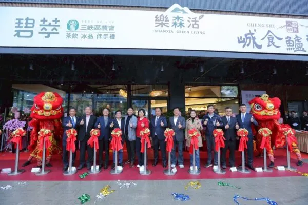 貴賓齊聚剪綵,歡慶碧萃茶飲 × 峸食鱸魚「樂森活」聯名店正式開幕。圖/三峽區農會提供