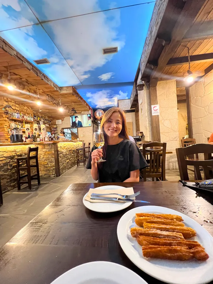 西班牙油條外酥內軟，甜香好吃！