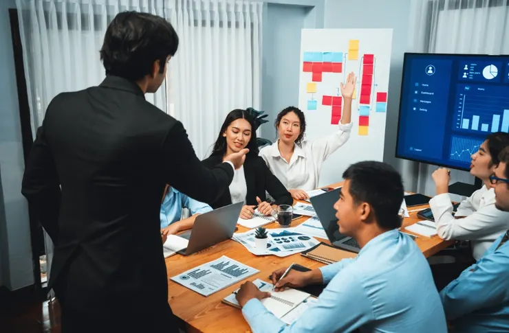 有些同事平時很安靜,一開會就突然變成甩鍋界的奧運選手。圖/123RF圖庫