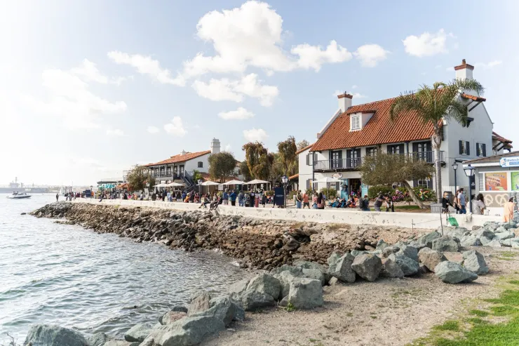 Seaport Village 結合步道、商店、美食與海景，是可以享受悠閒漫步的地方。