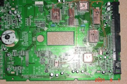 這是電路板，上面大小IC已貼覆銅箔膠帶，利用OK線連接所有的銅箔膠帶再予以接地，以  減少 EMI 的干擾