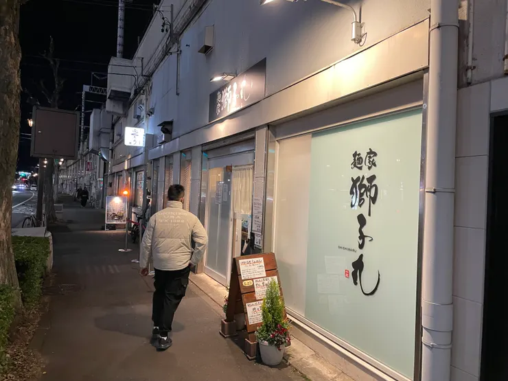 店家樓上就是鐵軌