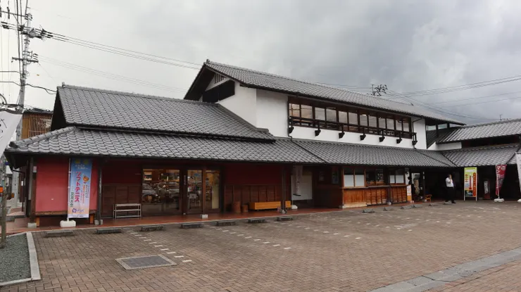 紀念品店,開到六點。