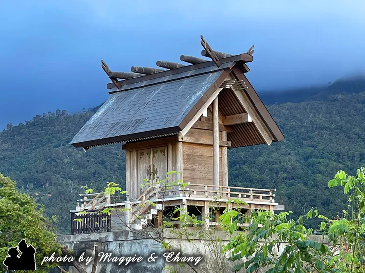 靜靜佇立在山林間的日式木造神社,彷彿走進時光隧道,沉浸在滿滿的和風氛圍裡。