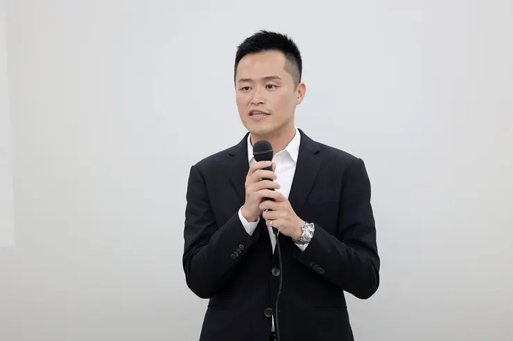 圖說：偉喬生醫執行長鄭又瑋指出，學弟妹可親自操作與業界同步的實驗室器材，熟悉標準作業流程，畢業後就能成為生技即戰力。（資料來源：成功大學）