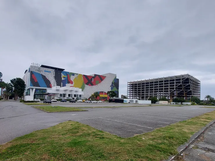 左為新天堂樂園與貨櫃星巴克，右為爛尾樓 / 資料來源：我自己