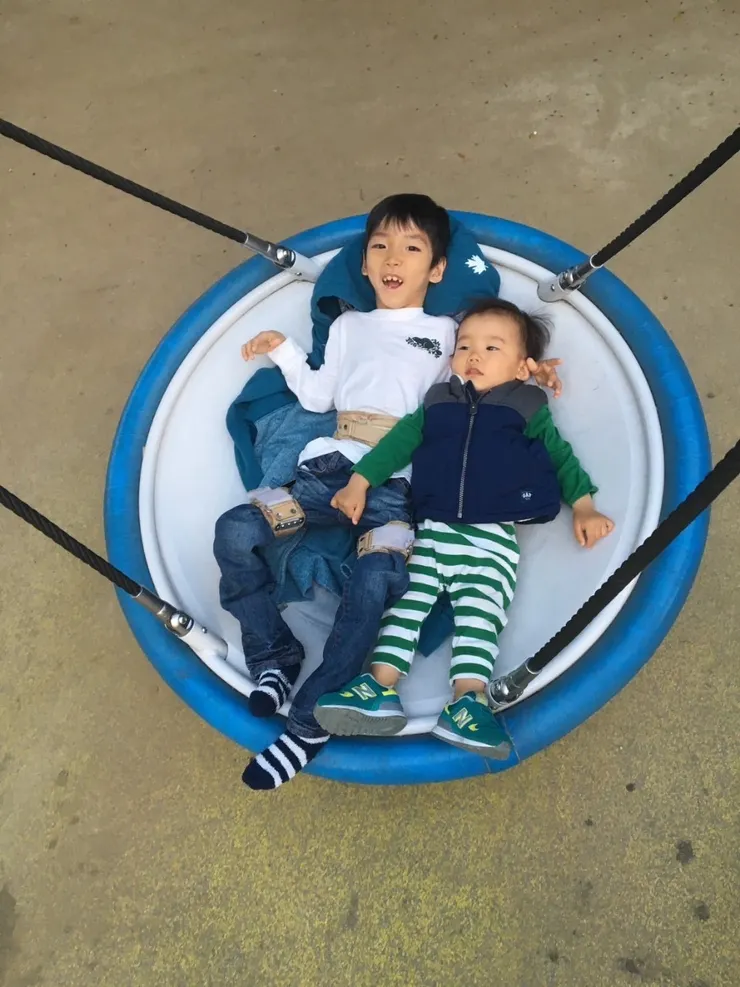 祐懿兄弟從小常一起玩這種盪鞦韆。(文心森林公園)