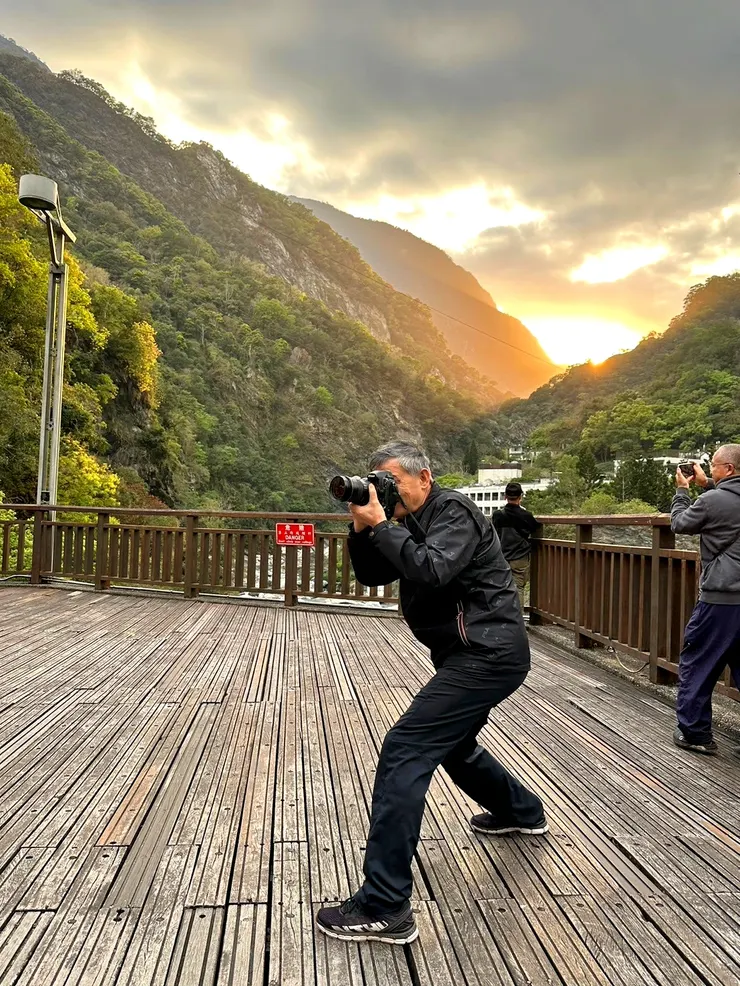 【側拍人者，人恆側拍之！佳源攝。】