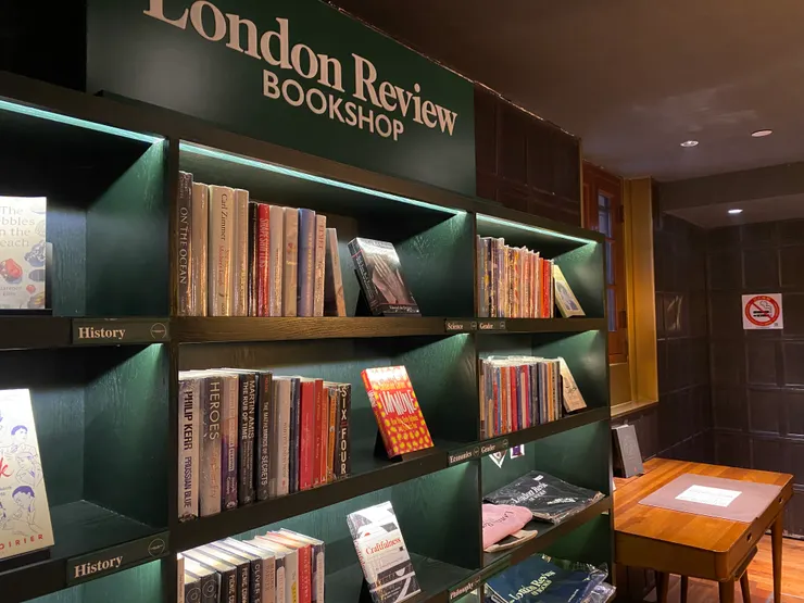 倫敦書評書店專區 taken by rouge