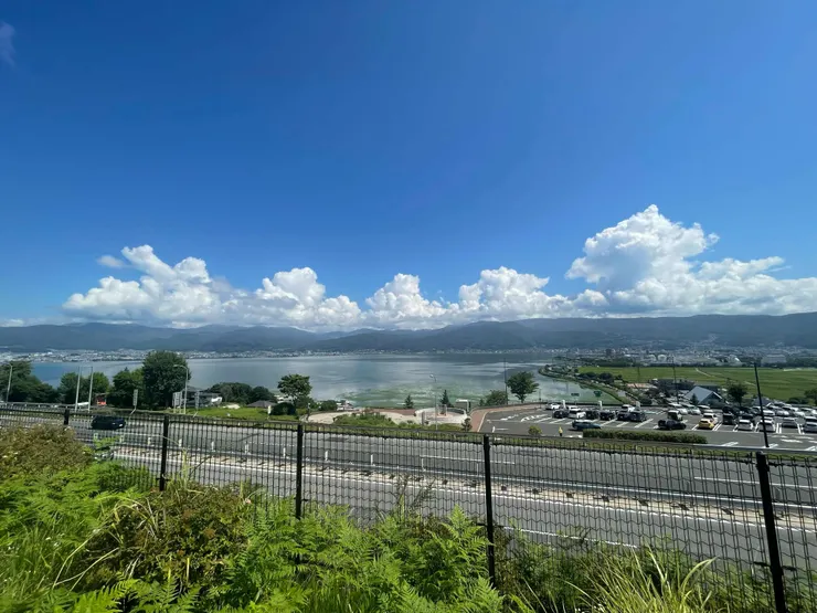 藍天白雲青山 超級漂亮 (但太陽很大")