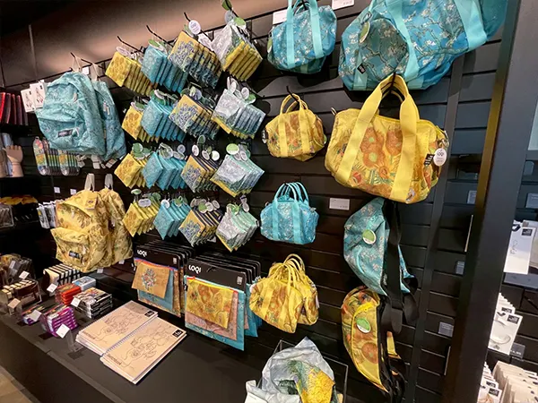 充滿文創商品的梵谷美術館，沒找到耳朵