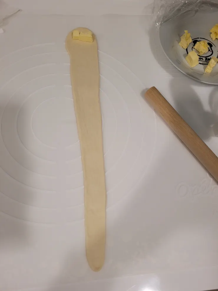 桿開呈現上方寬，下方細的倒三角形，並包入含鹽奶油