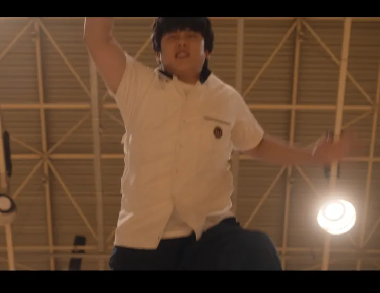 說好要幫張喜秀壓住腳,讓她可以練仰臥起坐,金奉皙卻飄了起來