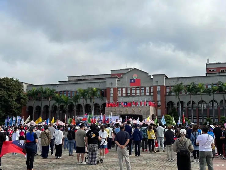 看著國旗緩緩上升，有點感動