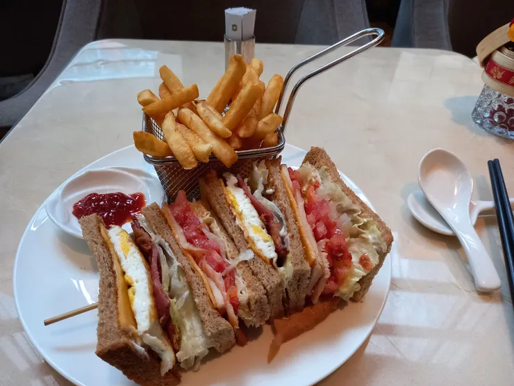 這是台北遠東香格里拉的總匯三明治!超好吃!賣相也很棒!