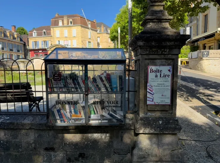 這次旅行在街頭看到很多這種免費取閱的書櫃