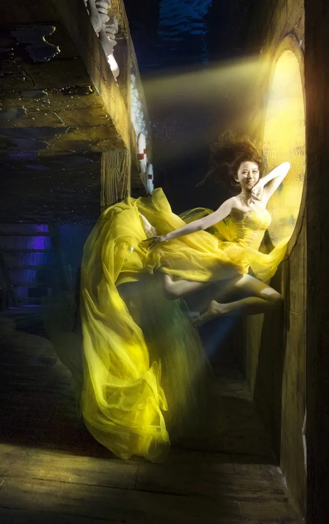 台中潛立方開幕時曾邀請三位水模身穿婚紗下水拍攝，鄭婷怡Ty即是其中一位，這次的經驗讓她一生難以忘懷。（圖／鄭婷怡Ty提供）