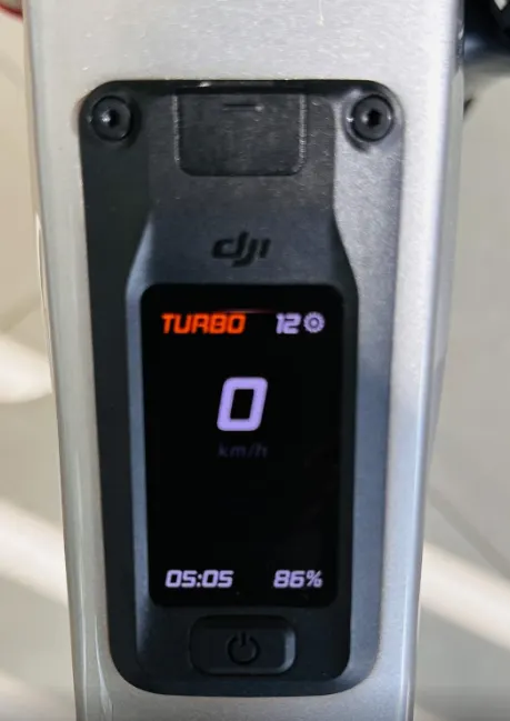無線電變是由馬達電池直接供電，除了可以省去電變充電的麻煩外，還可以藉此整合DJI系統，右上角顯示12是掛在最小盤，系統會依據齒盤來提供輸出動力。讓每個檔位都可以得到穩定解順暢的助力。踏板轉一圈，利用齒輪比，就可以計算出檔位。