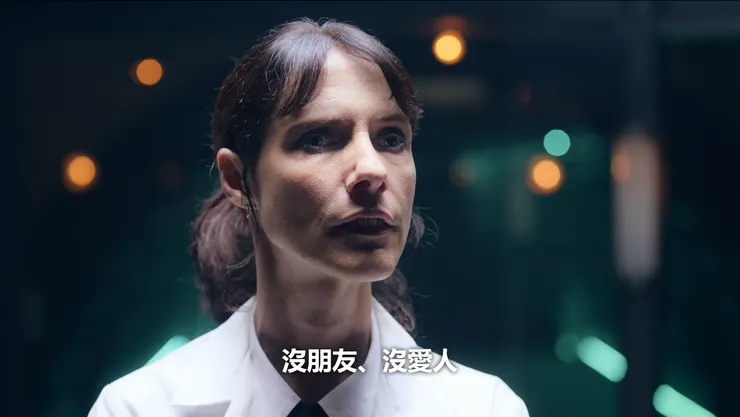 罹癌的柔伊孑然一身，本來對德古拉也是無計可施。死前她飲下德古拉之血，在夢中得到先祖艾嘉莎修女的指引，終於找出一切的解答。（Source : Netflix。）