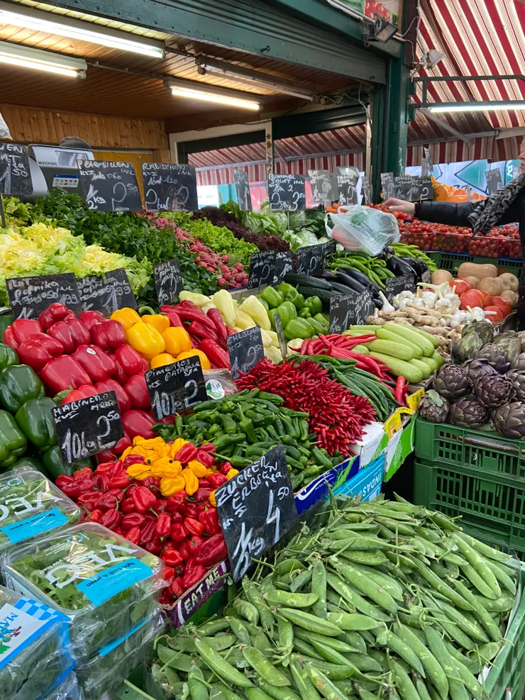 很多水果沒看過，我媽問我，我就說你又不會買，我就不用翻譯了，因為我也不知道那是什麼