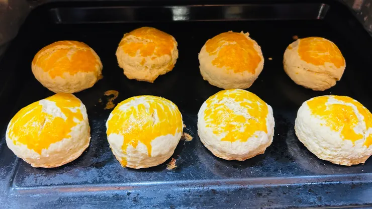 像是蛋黃酥的司康